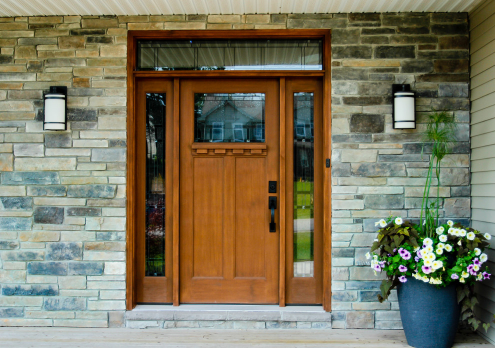 Foto di una grande porta d'ingresso stile americano con pareti beige, pavimento in legno verniciato, una porta singola e una porta in legno bruno