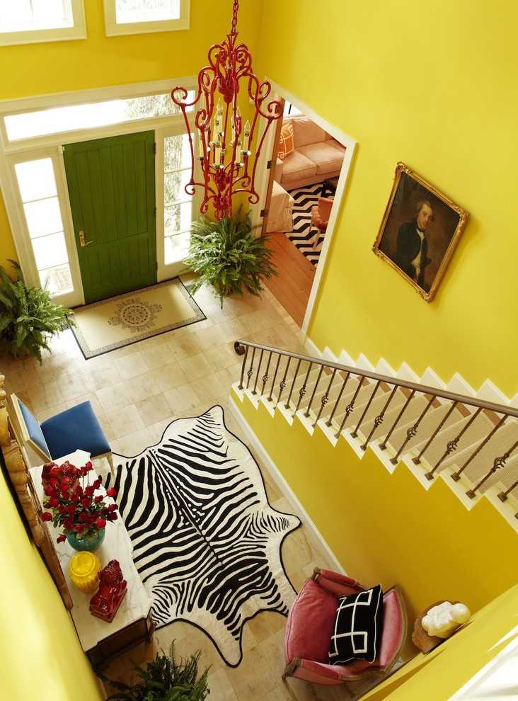 Стильный дизайн: фойе в стиле фьюжн с желтыми стенами, одностворчатой входной дверью и зеленой входной дверью - последний тренд