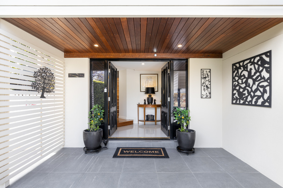 Moderner Eingang mit weißer Wandfarbe, Porzellan-Bodenfliesen, Doppeltür, schwarzer Haustür, grauem Boden und Holzdielendecke in Brisbane