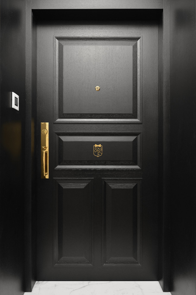 Idée de décoration pour une porte d'entrée design avec un mur noir, une porte simple et une porte noire.