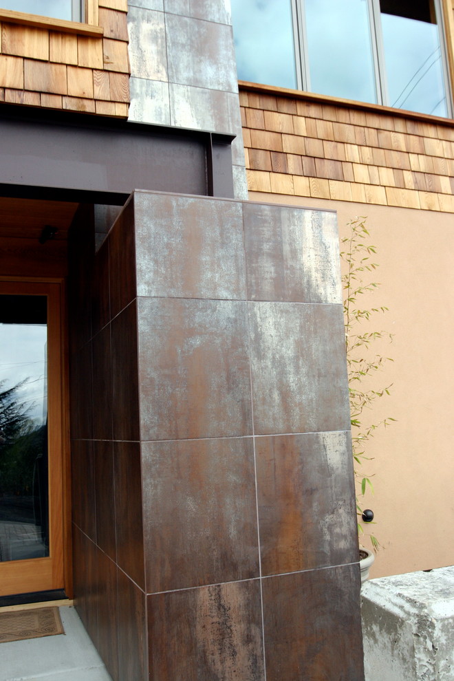 На фото: входная дверь среднего размера в стиле модернизм с оранжевыми стенами, паркетным полом среднего тона, двустворчатой входной дверью и входной дверью из светлого дерева с