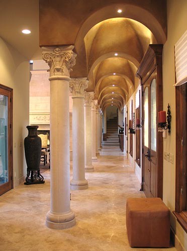 Foto de hall mediterráneo grande con paredes beige, suelo de piedra caliza, puerta doble y puerta de madera en tonos medios