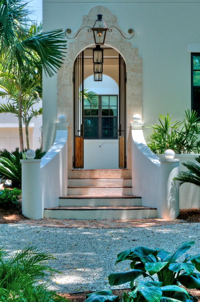 Стильный дизайн: входная дверь среднего размера в современном стиле с двустворчатой входной дверью, белыми стенами, полом из керамической плитки и входной дверью из дерева среднего тона - последний тренд