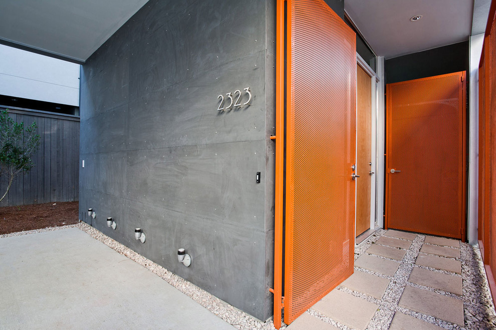Exempel på en modern entré, med en enkeldörr och en orange dörr