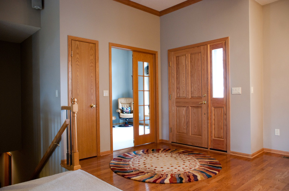 Geräumige Moderne Haustür mit beiger Wandfarbe, braunem Holzboden, Einzeltür und hellbrauner Holzhaustür in Sonstige