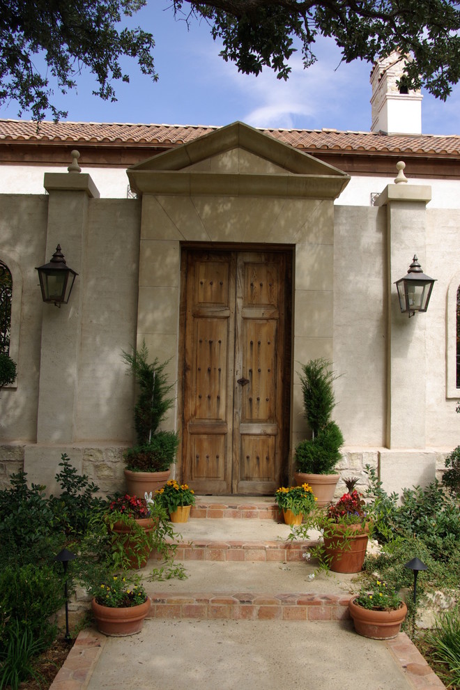 オースティンにある地中海スタイルのおしゃれな玄関ドアの写真