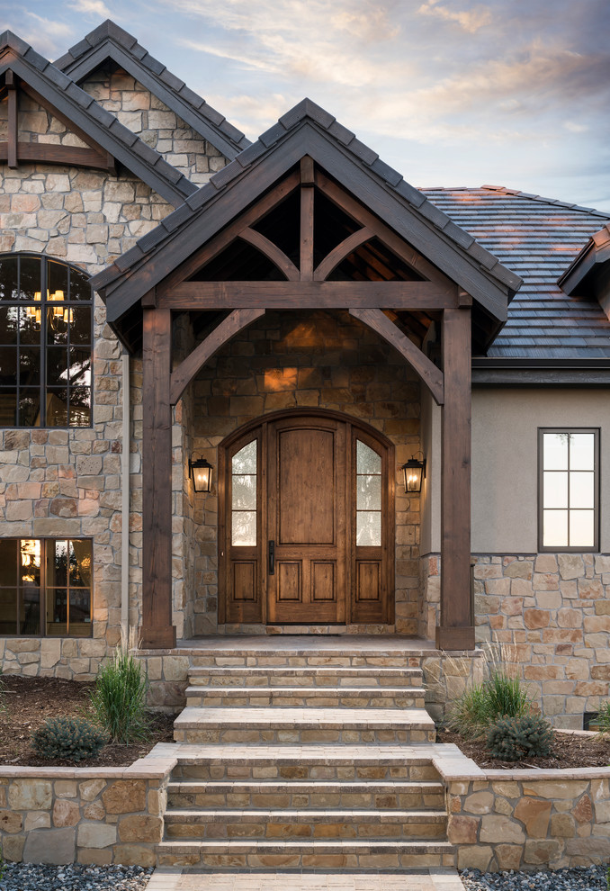 Klassische Haustür mit beiger Wandfarbe, Einzeltür, hellbrauner Holzhaustür und beigem Boden in Denver