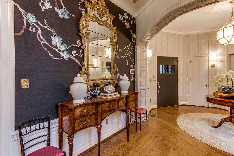 Klassisches Foyer mit beiger Wandfarbe, braunem Holzboden, Einzeltür, grauer Haustür und braunem Boden in Sonstige
