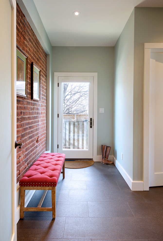 Mittelgroßer Moderner Eingang mit Stauraum, grüner Wandfarbe, Keramikboden, Einzeltür und weißer Haustür in Toronto