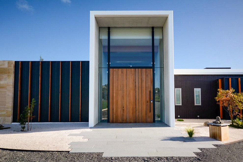 Moderne Haustür mit Einzeltür und hellbrauner Holzhaustür in Hobart