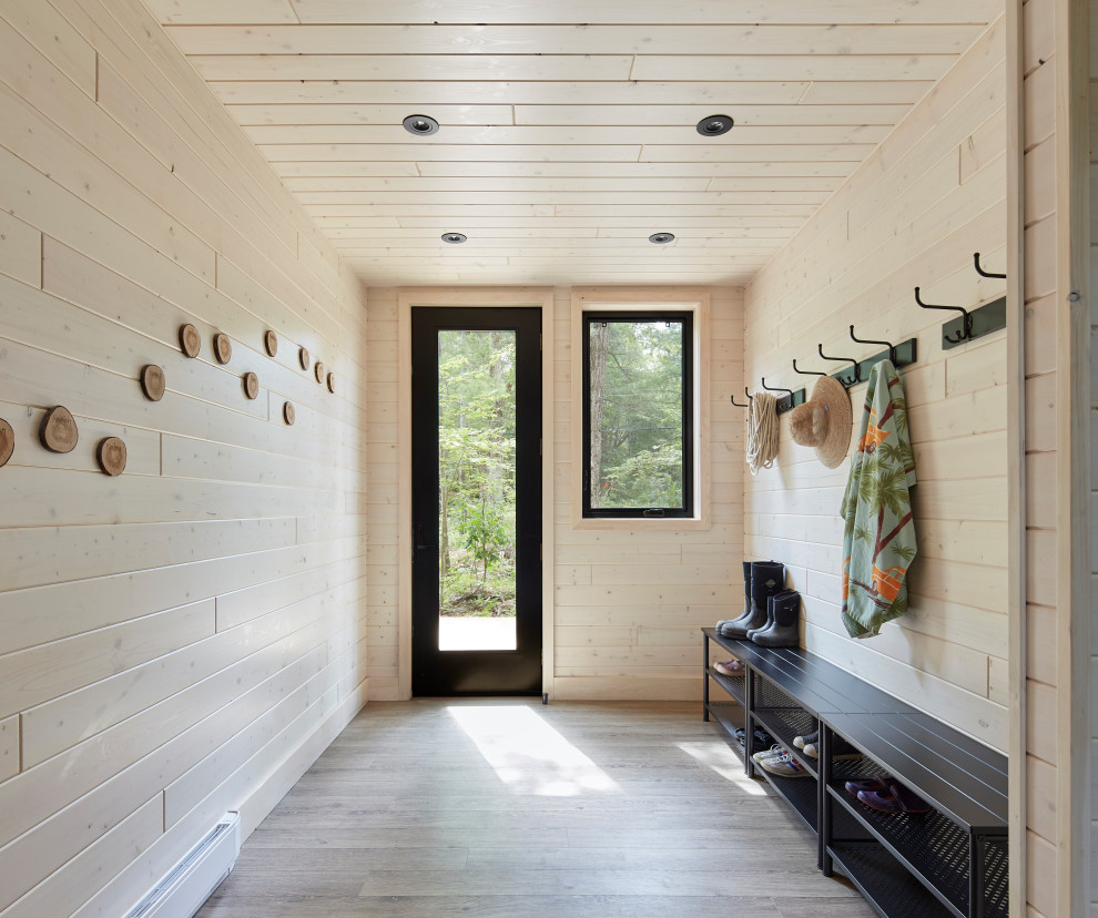 Immagine di un grande ingresso con anticamera rustico con pareti beige, pavimento in legno massello medio, una porta singola, una porta in vetro, pavimento marrone, soffitto in legno e pareti in legno