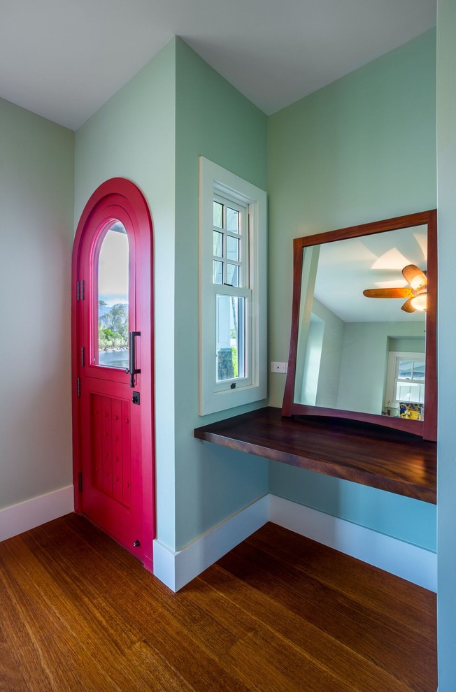 Idée de décoration pour une porte d'entrée bohème de taille moyenne avec un mur gris, parquet foncé, une porte simple, une porte rouge et un sol marron.