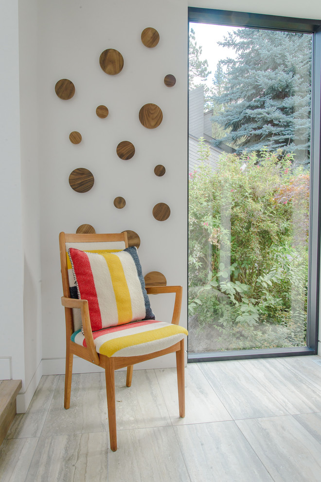 На фото: большое фойе в стиле модернизм с белыми стенами, полом из керамической плитки, поворотной входной дверью и входной дверью из дерева среднего тона