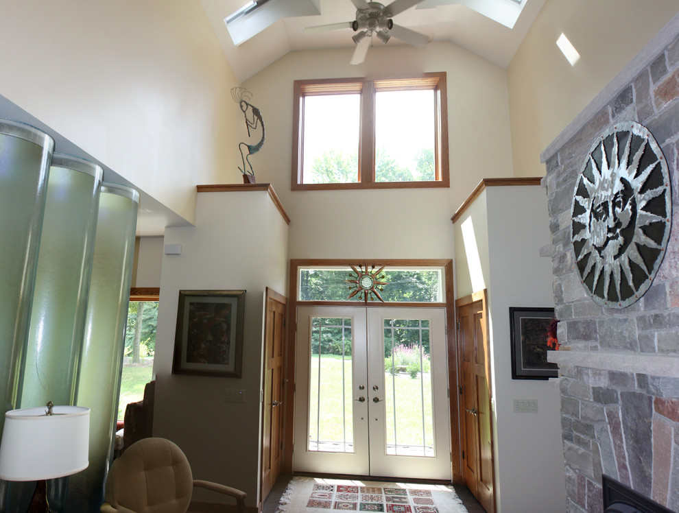 На фото: фойе в классическом стиле с бежевыми стенами, двустворчатой входной дверью и белой входной дверью с