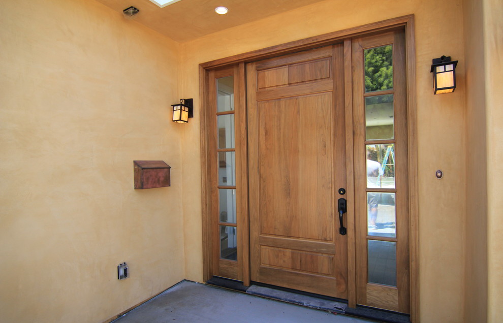 Design ideas for a traditional entrance in Orange County.