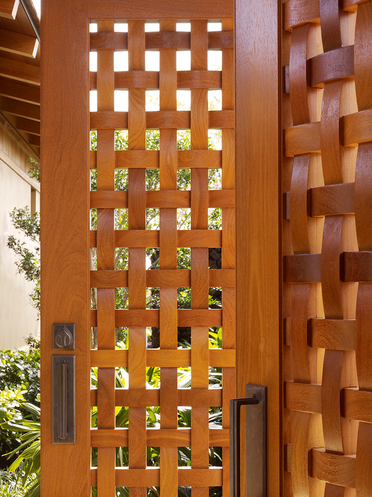 ハワイにあるトロピカルスタイルのおしゃれな玄関の写真