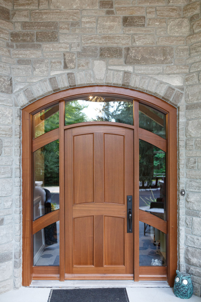 Стильный дизайн: большая входная дверь в классическом стиле с одностворчатой входной дверью и входной дверью из дерева среднего тона - последний тренд