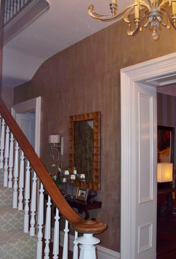 Immagine di un corridoio chic di medie dimensioni con pareti con effetto metallico, moquette e una porta singola