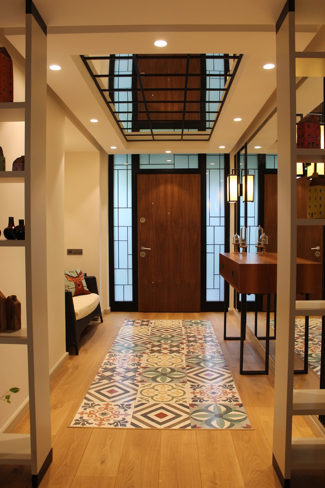 Mittelgroßes Modernes Foyer mit weißer Wandfarbe, braunem Holzboden, Einzeltür, dunkler Holzhaustür und braunem Boden in Sonstige