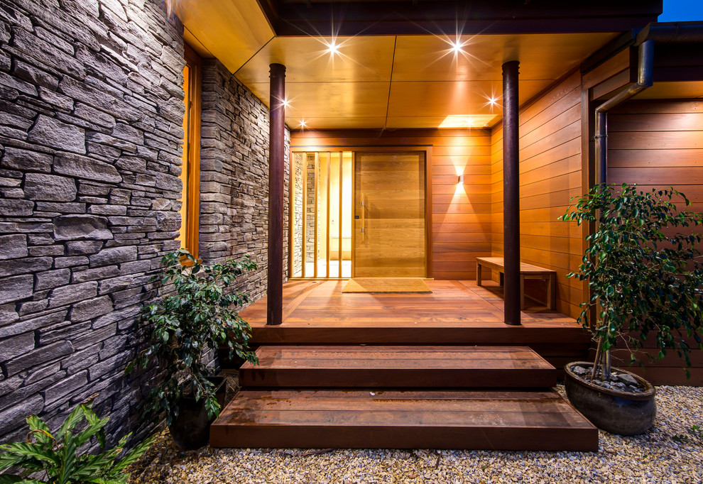 Idée de décoration pour une porte d'entrée design avec parquet foncé, une porte simple et une porte en bois brun.