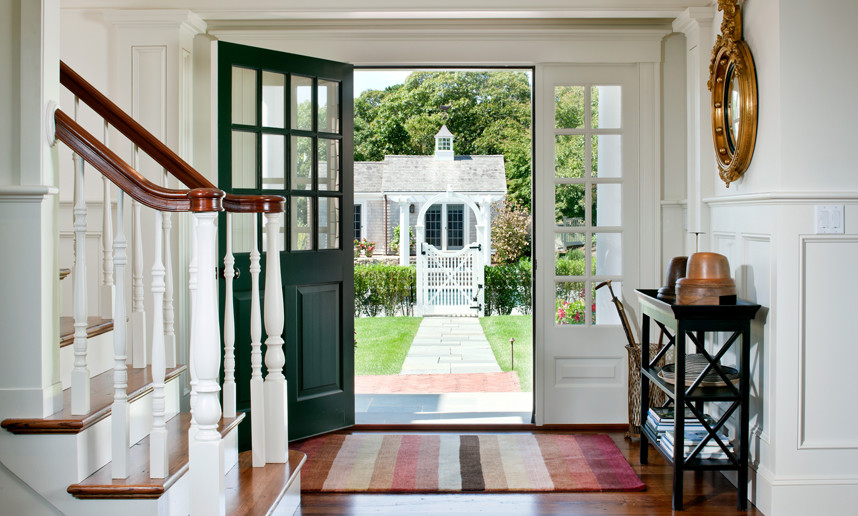 Esempio di un ingresso stile marino di medie dimensioni con pareti bianche, pavimento in legno massello medio, una porta a pivot e una porta verde