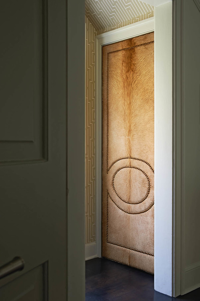 Aménagement d'une petite porte d'entrée classique avec parquet foncé.