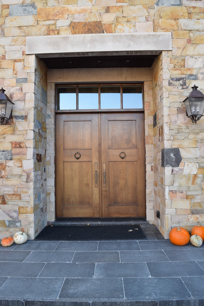 Cette image montre une porte d'entrée minimaliste de taille moyenne avec sol en béton ciré, une porte double et une porte en bois brun.