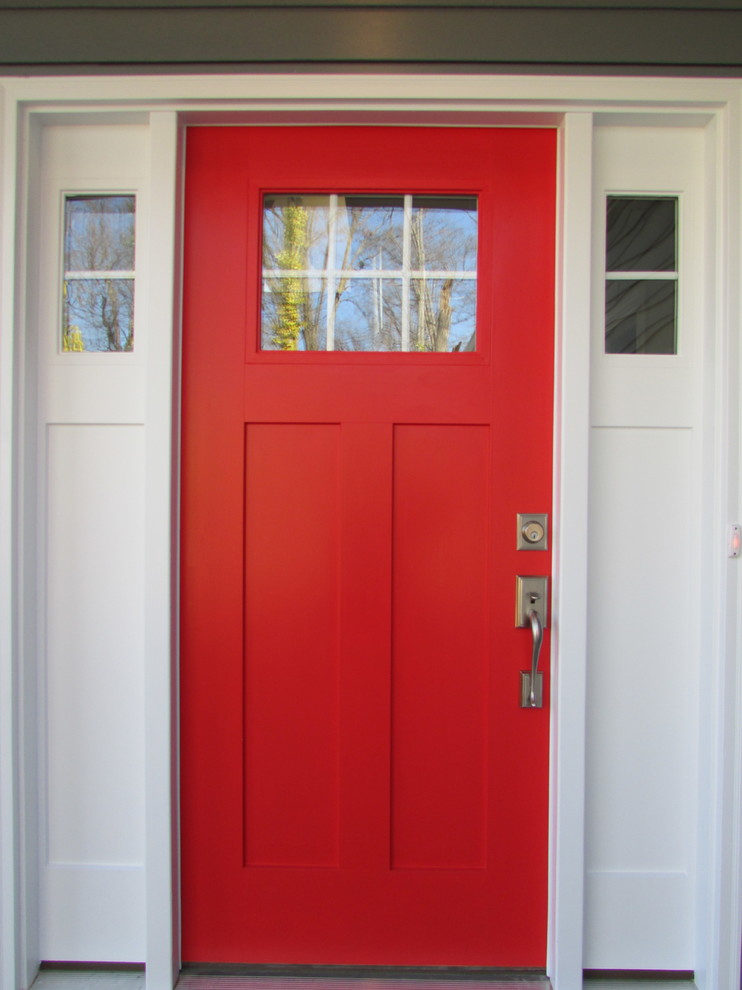 他の地域にあるトラディショナルスタイルのおしゃれな玄関ドア (赤いドア) の写真