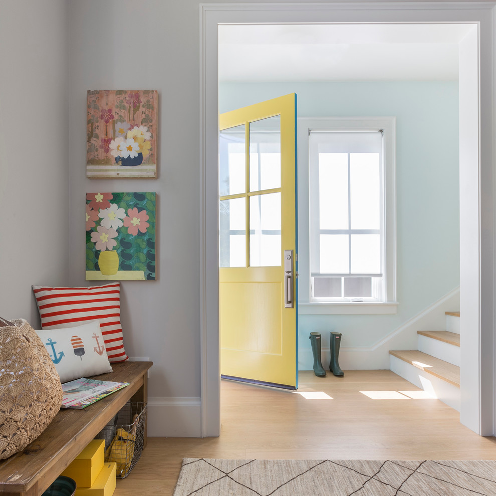 Réalisation d'une porte d'entrée design de taille moyenne avec un mur bleu, parquet clair, une porte simple, une porte jaune et un sol beige.