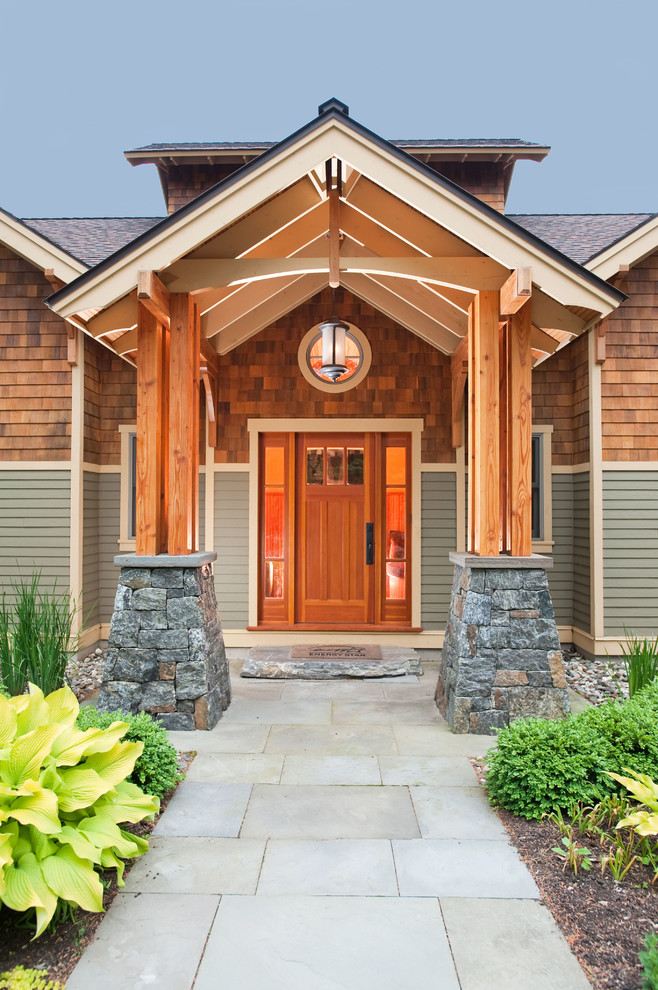 Diseño de entrada de estilo americano con puerta simple y puerta de madera en tonos medios