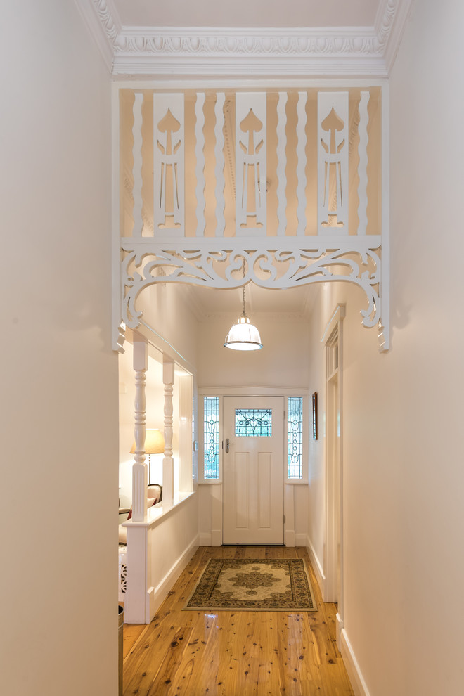 Mittelgroßer Klassischer Eingang mit Korridor, weißer Wandfarbe, braunem Holzboden, Einzeltür und weißer Haustür in Adelaide
