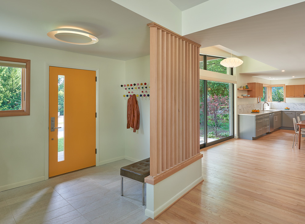 На фото: прихожая среднего размера в стиле ретро с бежевыми стенами, светлым паркетным полом, одностворчатой входной дверью и оранжевой входной дверью
