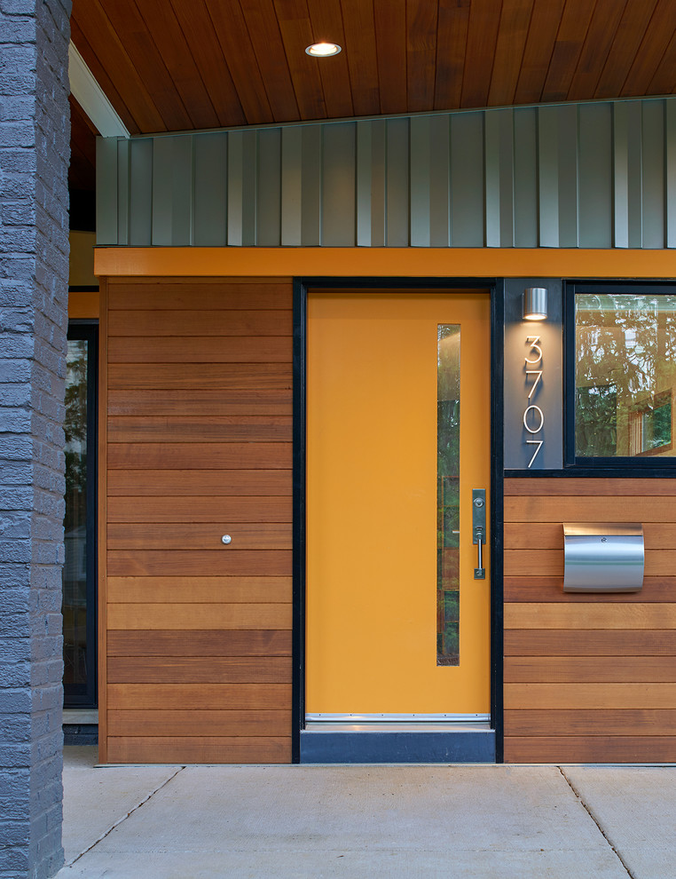На фото: входная дверь среднего размера в стиле ретро с одностворчатой входной дверью и оранжевой входной дверью