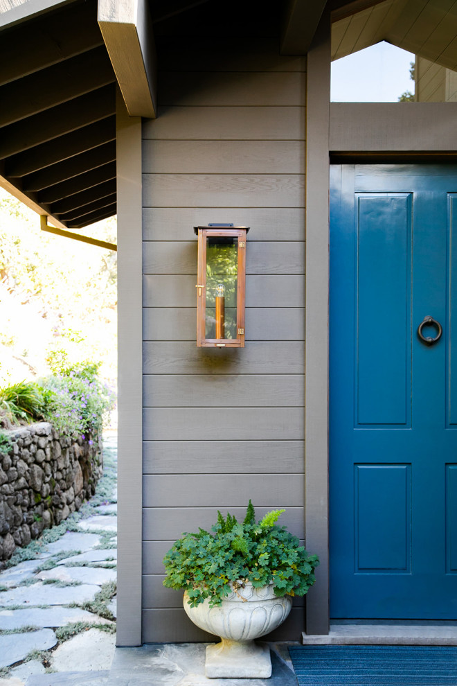 Modelo de puerta principal ecléctica grande con puerta simple y puerta azul