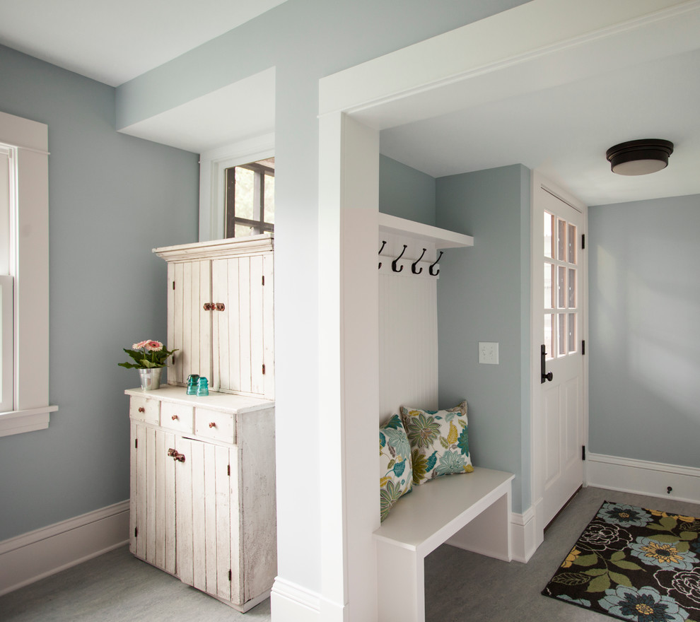 Inspiration för ett litet vintage kapprum, med blå väggar, linoleumgolv, en enkeldörr och en vit dörr