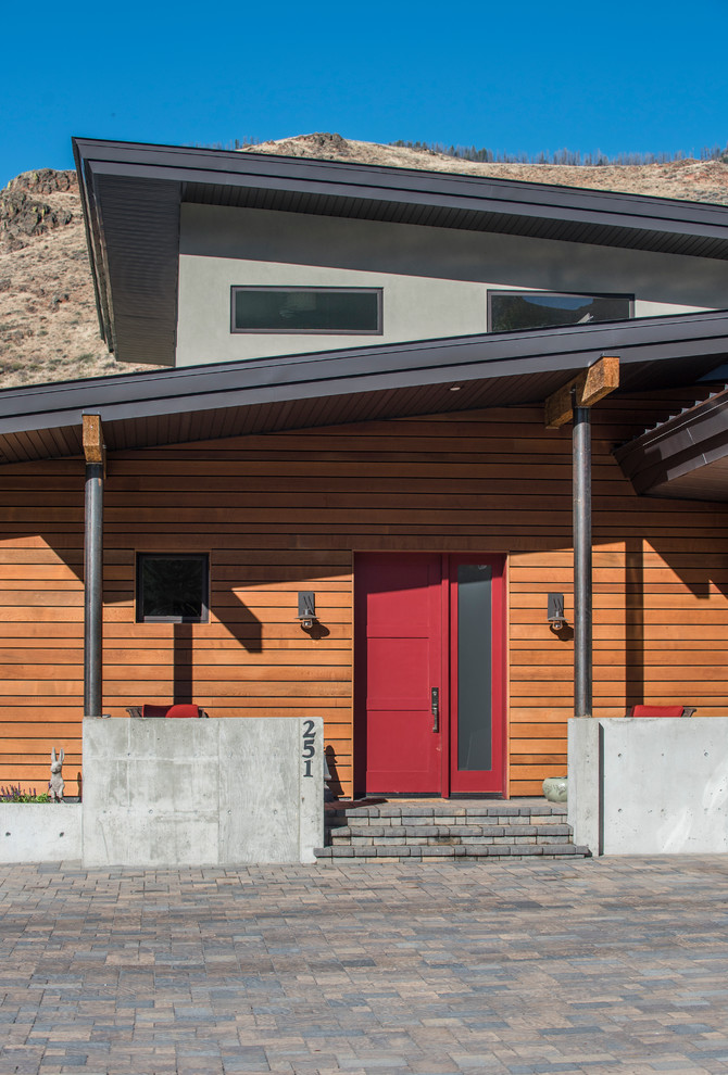 Mittelgroße Moderne Haustür mit brauner Wandfarbe, Einzeltür und roter Haustür in Boise