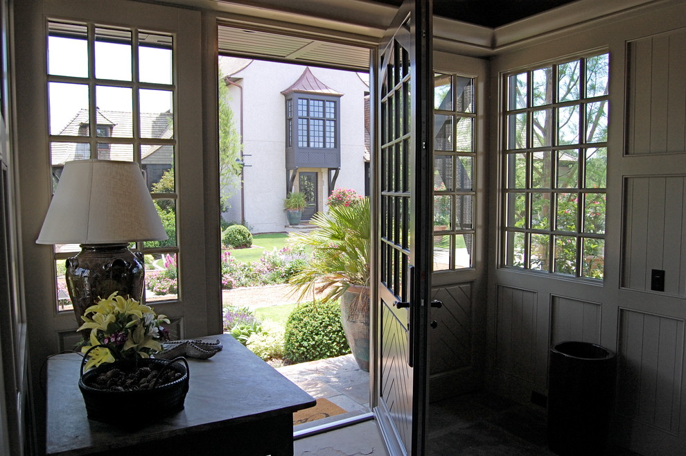 Источник вдохновения для домашнего уюта: фойе в стиле кантри с бежевыми стенами, полом из известняка, одностворчатой входной дверью и входной дверью из темного дерева