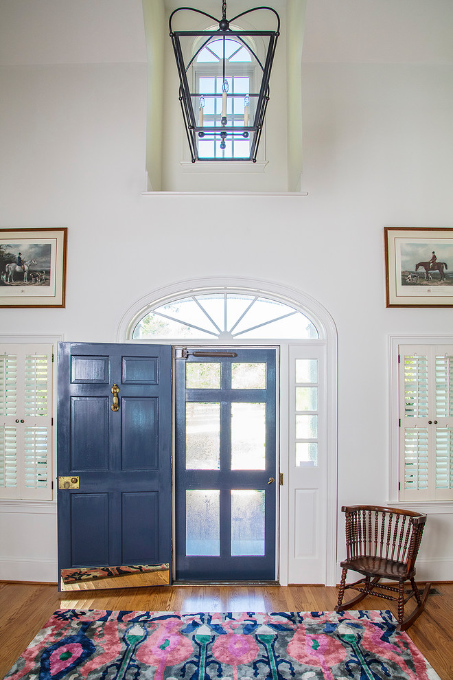 Klassischer Eingang mit weißer Wandfarbe, braunem Holzboden, Einzeltür, blauer Haustür und braunem Boden in Richmond