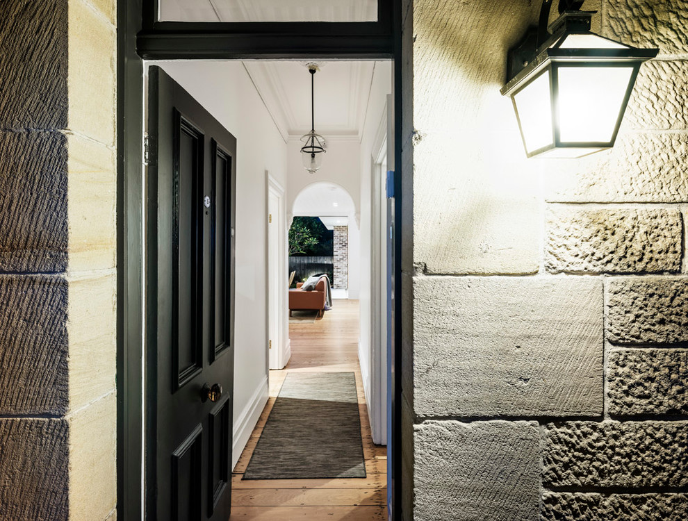 シドニーにある中くらいなコンテンポラリースタイルのおしゃれな玄関 (ベージュの壁、無垢フローリング、グレーのドア、ベージュの床) の写真