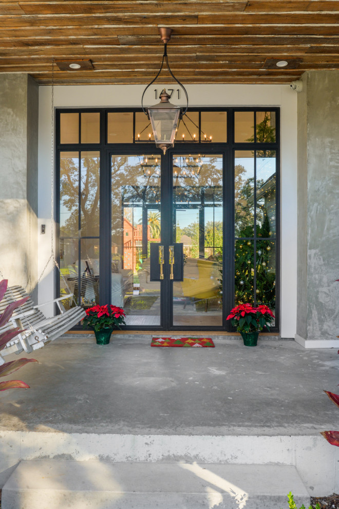 Immagine di una grande porta d'ingresso minimalista con pareti bianche, pavimento in cemento, una porta a due ante, una porta in vetro, pavimento grigio, soffitto in legno e pannellatura