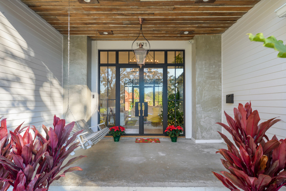 Cette photo montre une grande porte d'entrée moderne avec un mur blanc, sol en béton ciré, une porte double, une porte en verre, un sol gris, un plafond en bois et du lambris.