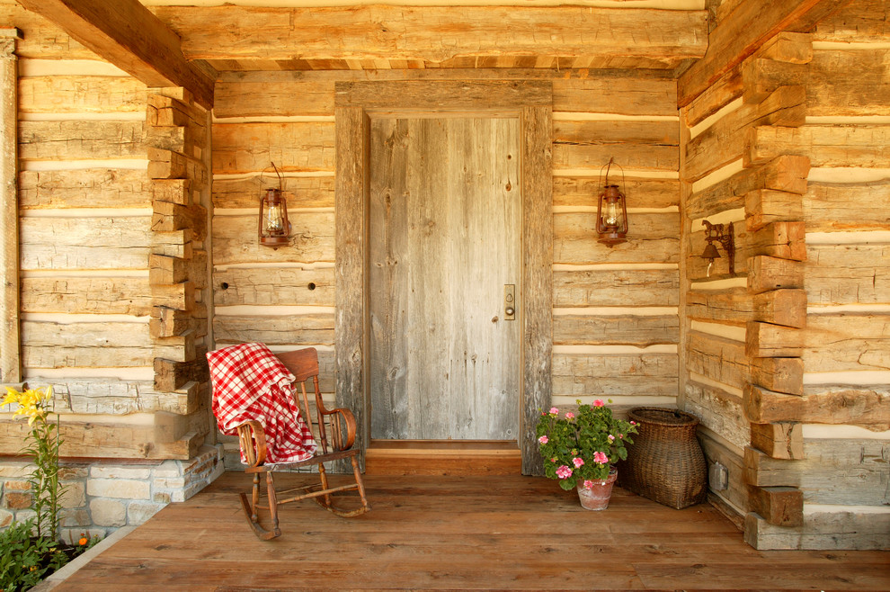Exemple d'une porte d'entrée montagne de taille moyenne avec une porte simple et une porte en bois brun.