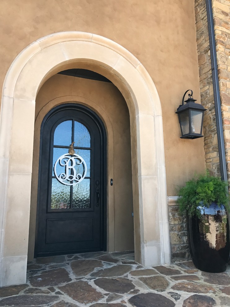 Стильный дизайн: маленькая входная дверь в классическом стиле с коричневыми стенами, одностворчатой входной дверью, черной входной дверью и коричневым полом для на участке и в саду - последний тренд