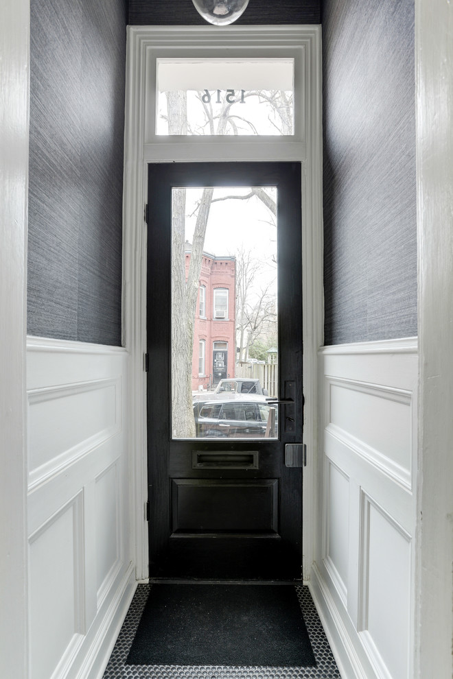 Moderner Eingang mit Vestibül, grauer Wandfarbe, Keramikboden, Einzeltür und schwarzer Haustür in Washington, D.C.