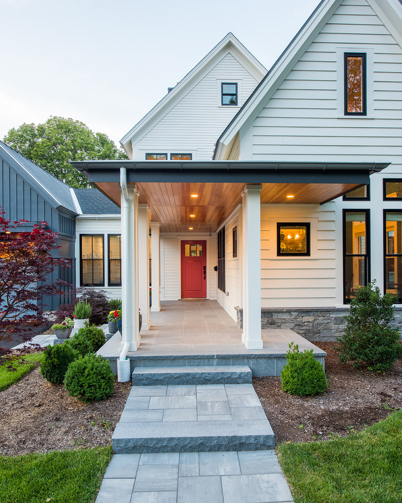 Haustür mit weißer Wandfarbe, Granitboden, Einzeltür, oranger Haustür und grauem Boden in Boston