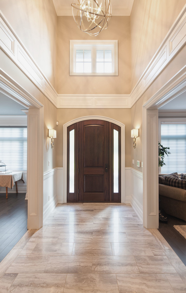 Mittelgroßes Klassisches Foyer mit beiger Wandfarbe, Marmorboden, Einzeltür, dunkler Holzhaustür und beigem Boden in Toronto