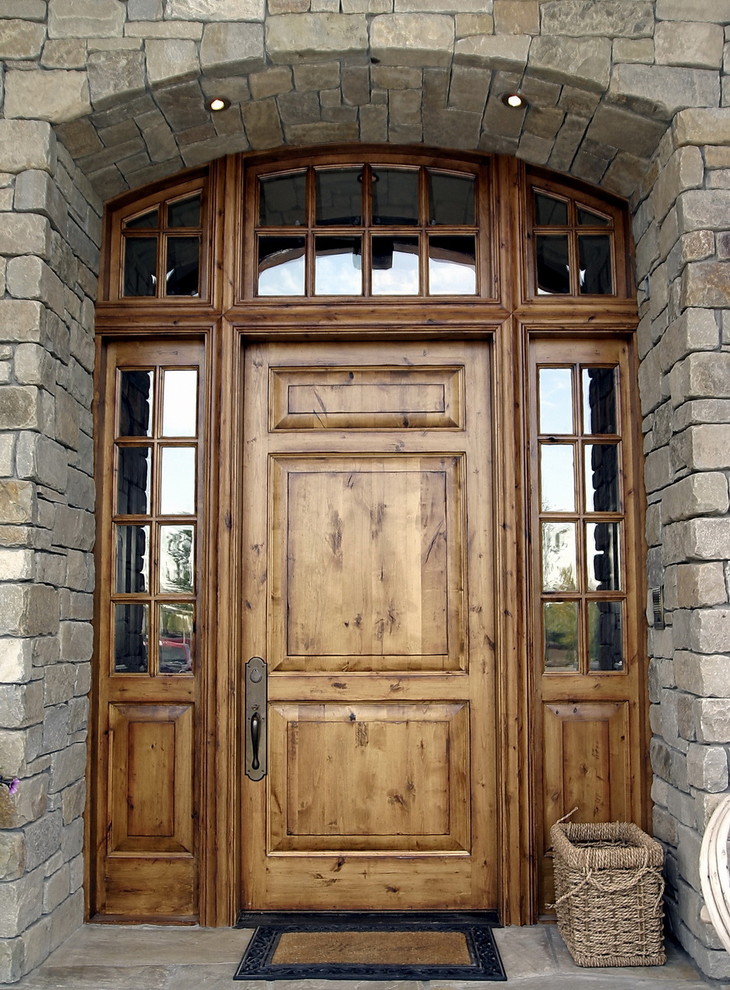 Esempio di una porta d'ingresso chic con pareti marroni, una porta singola e una porta in legno bruno