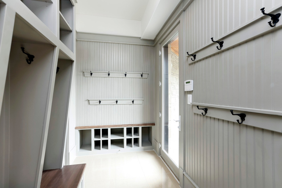 Стильный дизайн: тамбур среднего размера в классическом стиле с серыми стенами, одностворчатой входной дверью, стеклянной входной дверью и полом из линолеума - последний тренд
