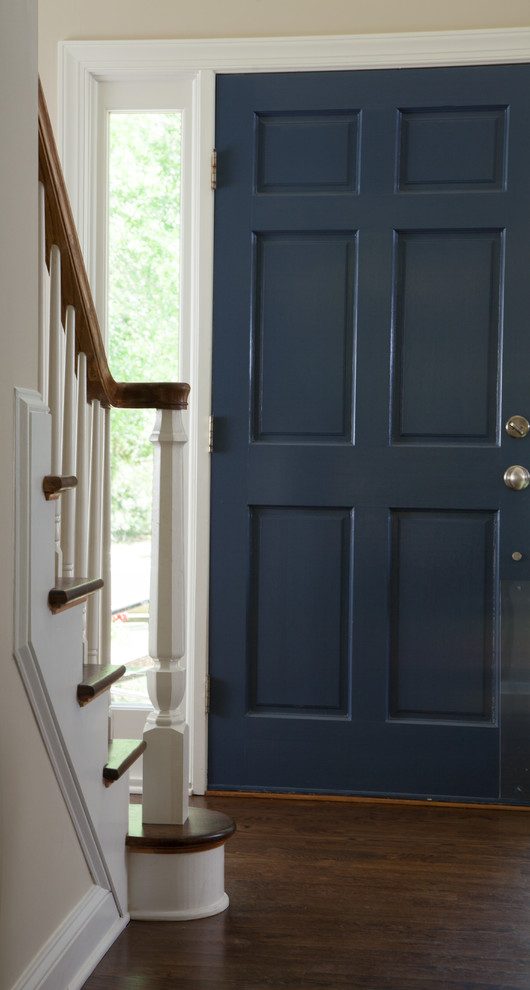 Пример оригинального дизайна: фойе среднего размера в морском стиле с бежевыми стенами, темным паркетным полом, одностворчатой входной дверью и синей входной дверью