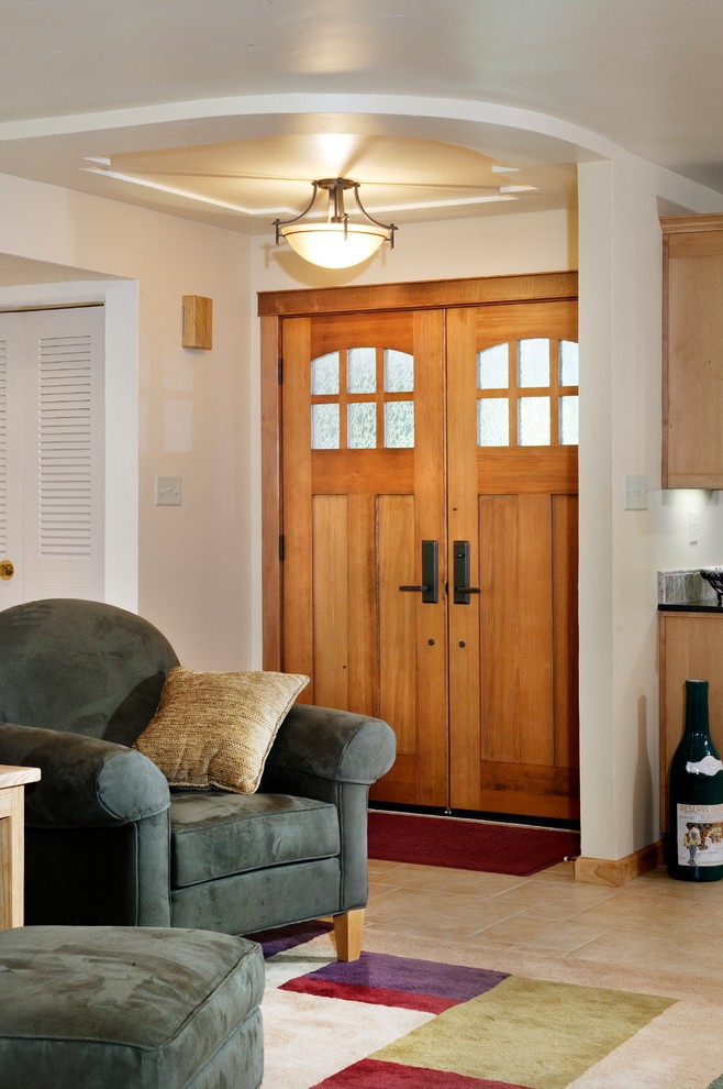 Стильный дизайн: большая входная дверь в стиле кантри с бежевыми стенами, полом из керамической плитки, двустворчатой входной дверью и входной дверью из дерева среднего тона - последний тренд